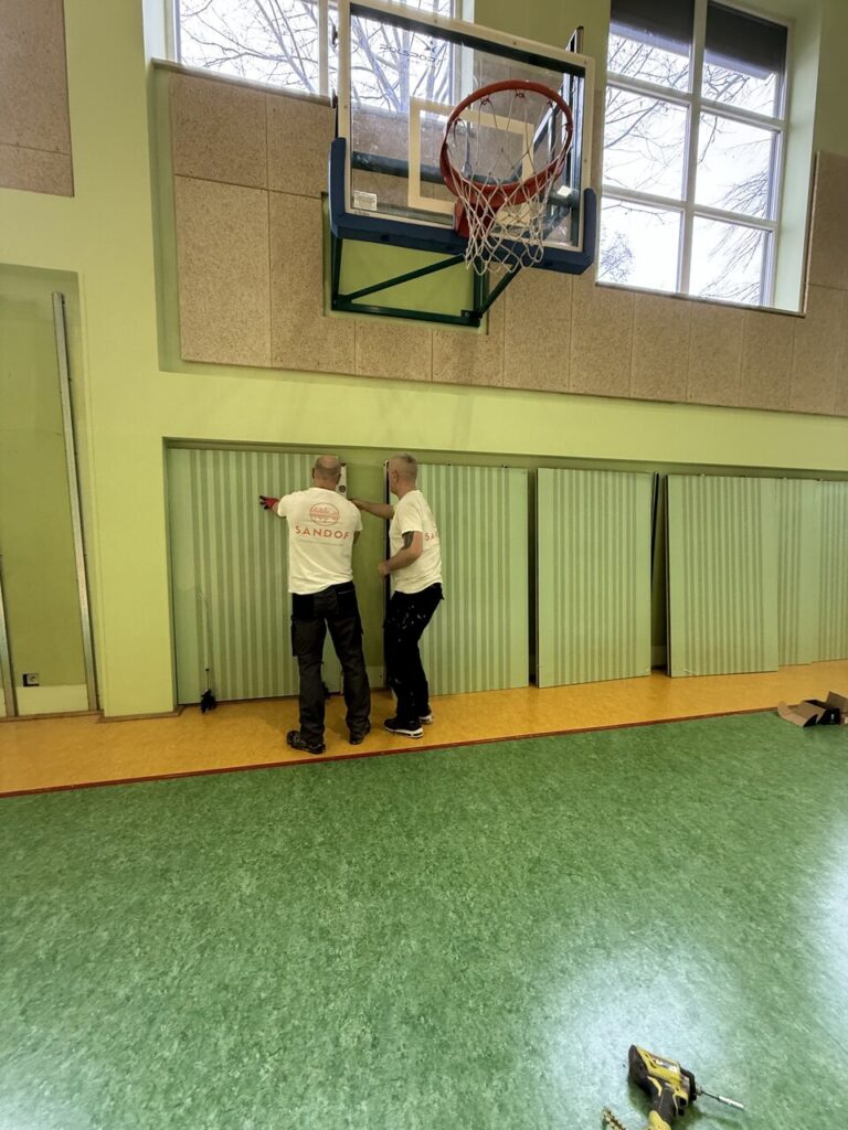 Jak poprawić akustykę w hali sportowej? 5 skutecznych sposobów 3 panele akustyczne perforowane