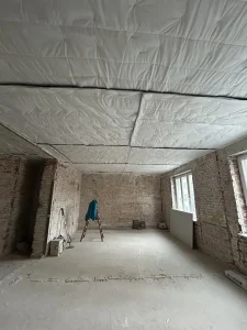 Jak wygłuszyć sufit?